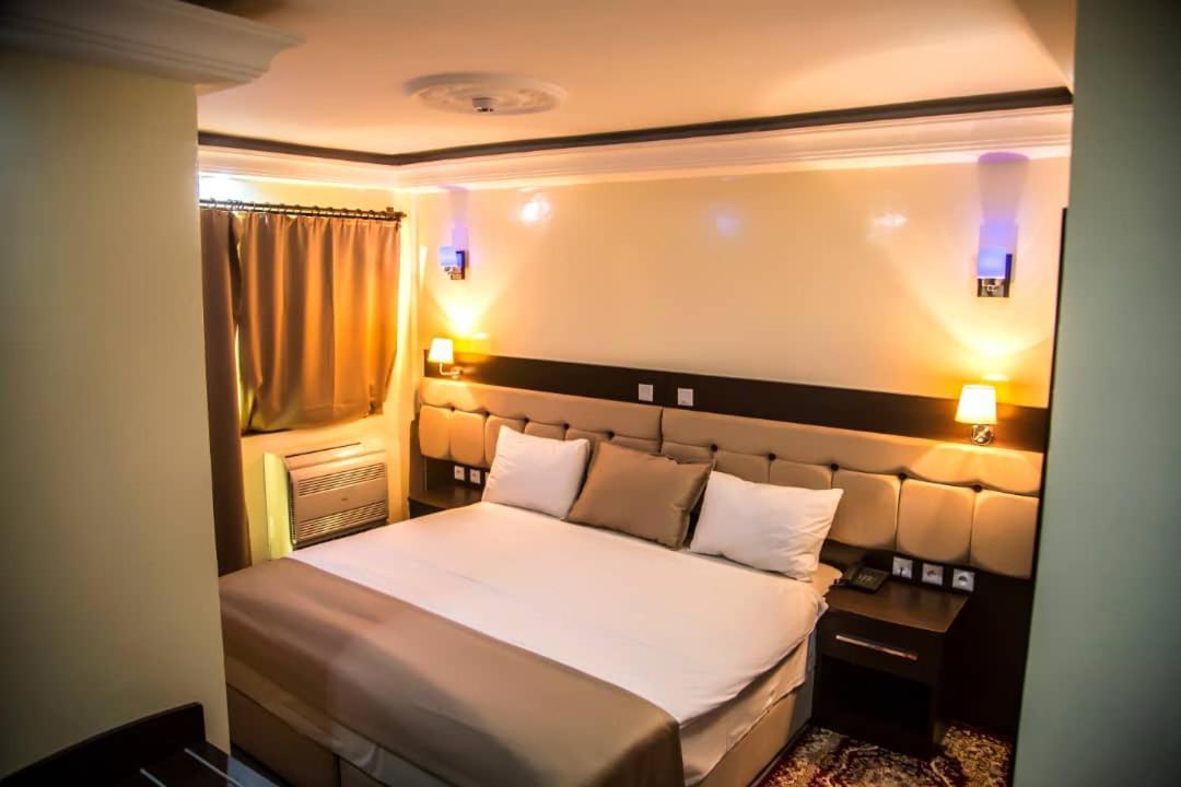 Hotel Univers 3 Aeroport Luxe 니아메 외부 사진