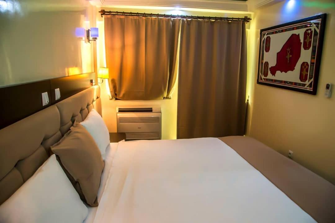 Hotel Univers 3 Aeroport Luxe 니아메 외부 사진
